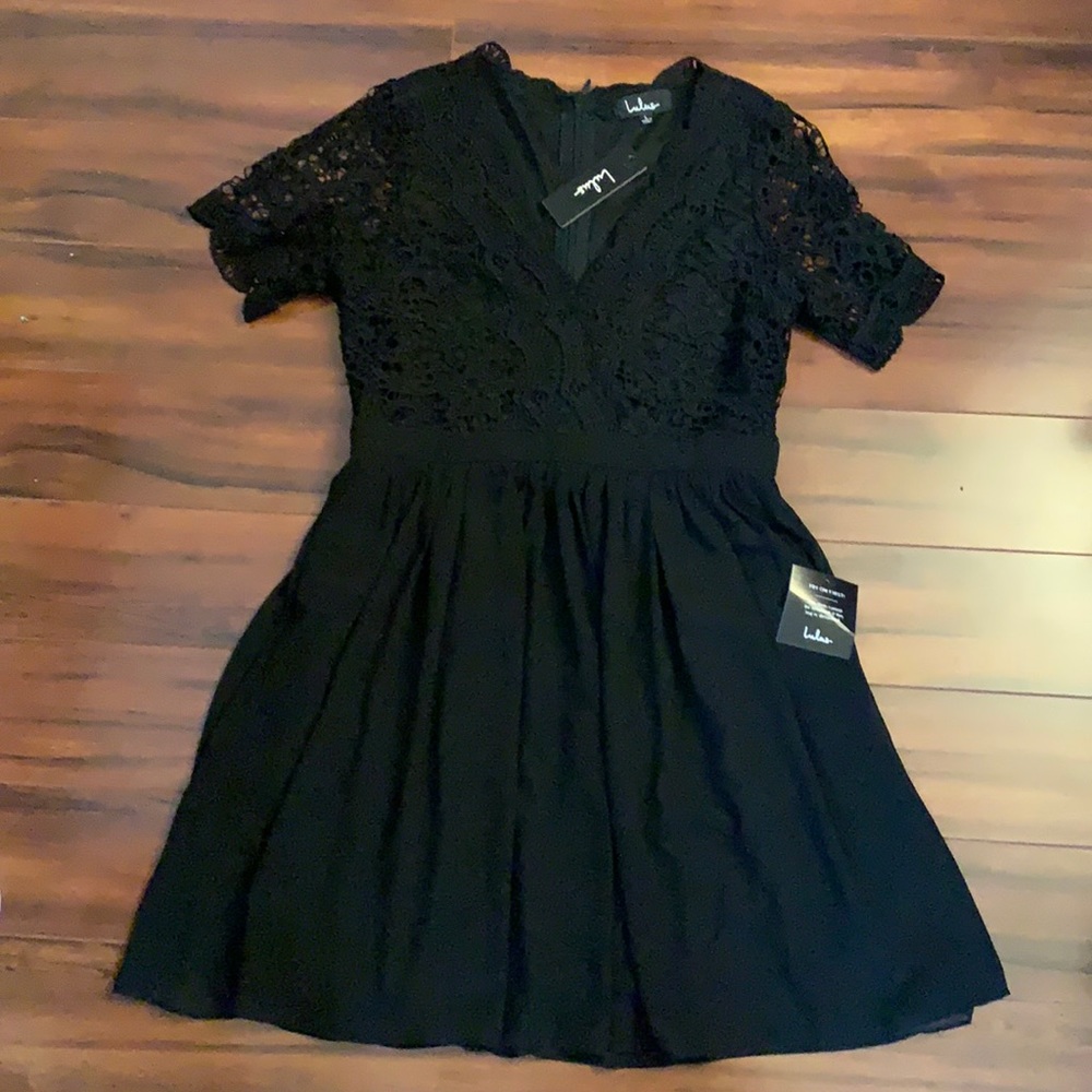 Lulu's Black Lace V-Neck Short Sleeve Skater Dress